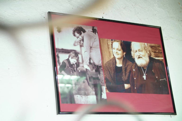 Zarámovaná fotografia s rodinnými portrétmi na stene