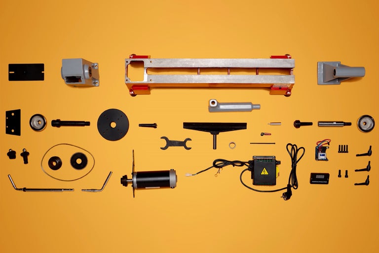 Jednotlivé diely sústruhu na žltom pozadí