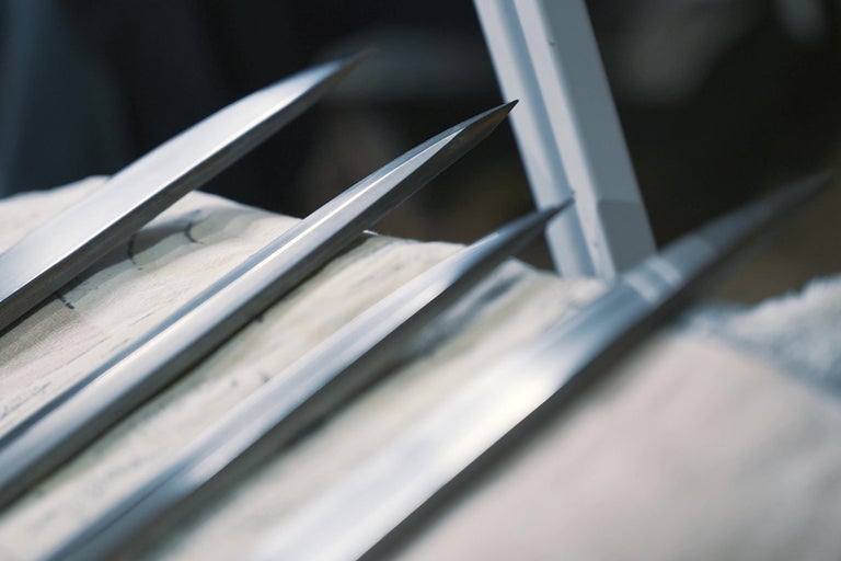 Detailný záber štyroch kovových hrotov na povrchu