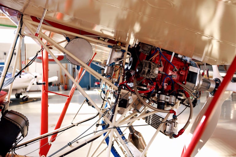 Detailný pohľad na motor lietadla s vrtuľou