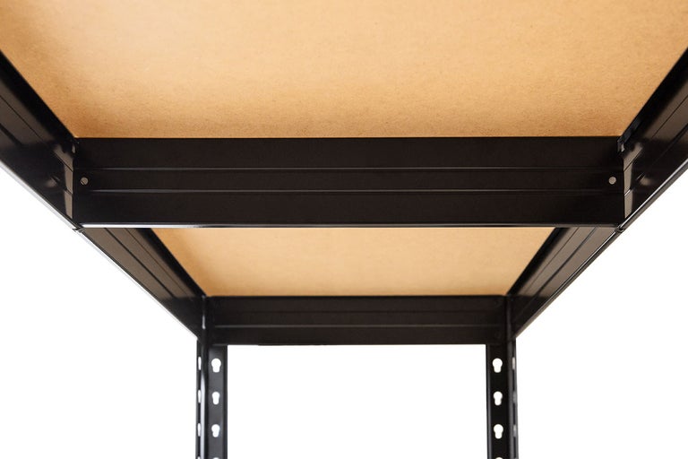 Detailný pohľad na čierny regál pre veľké zaťaženie s drevenými policami