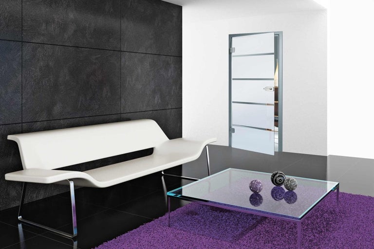 Svetlý interiér s pohovkou, skleneným stolom a sklenenými dverami