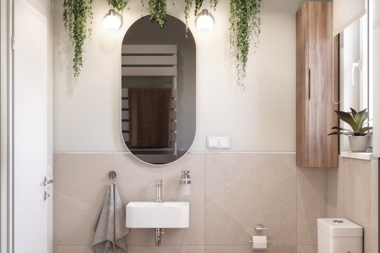 Kúpeľňa s umývadlom, zrkadlom, uterákmi, toaletou a závesnou skrinkou