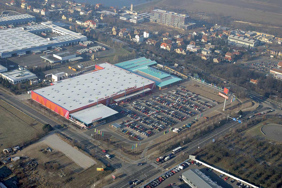 Letecký pohľad na hobbymarket Hornbach s parkoviskom