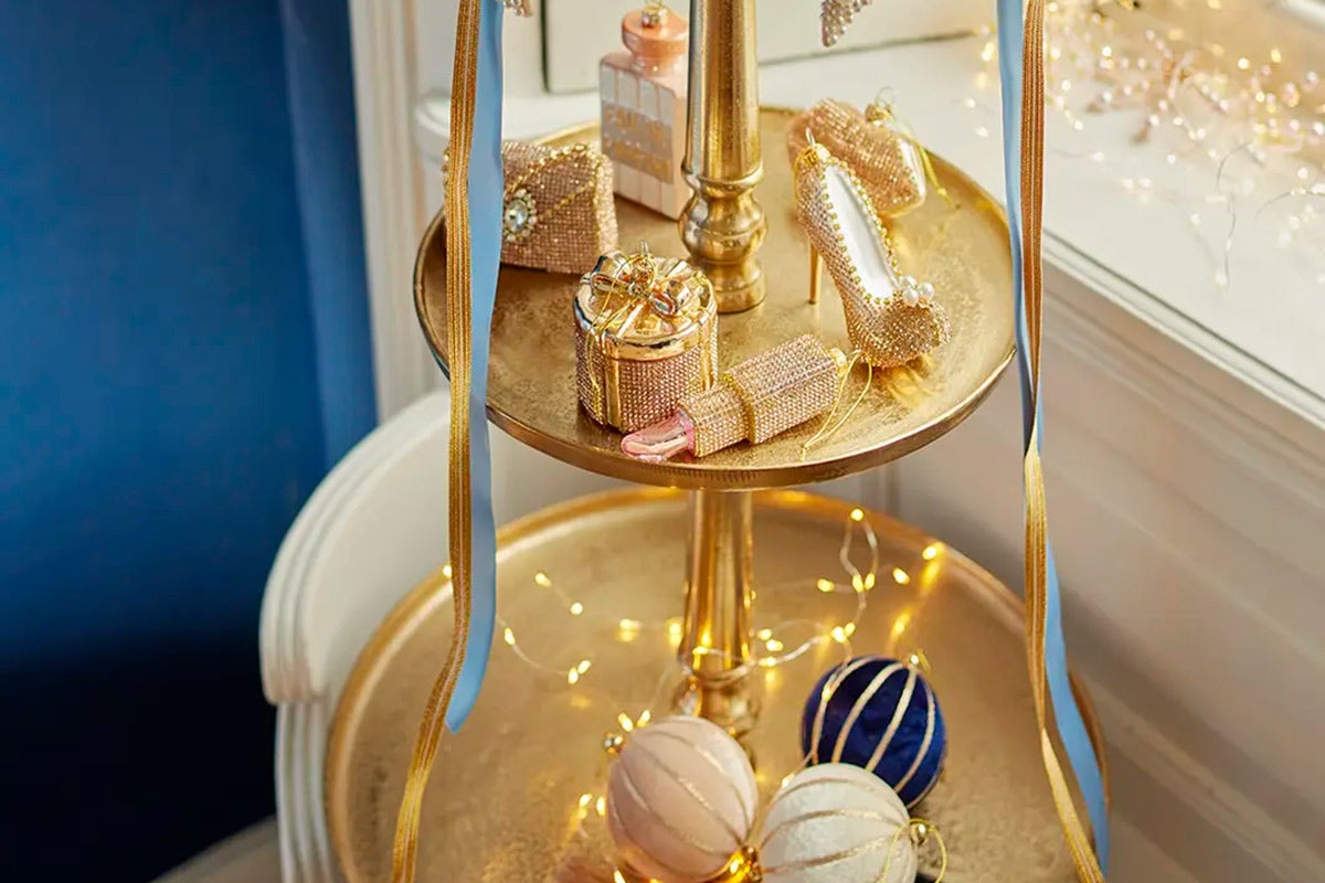 Dekoratívny etažér so šperkami a vianočnými ozdobami na slávnostné príležitosti.