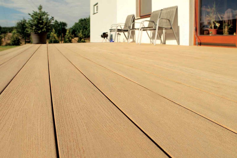 Terasa s drevenými doskami a záhradným nábytkom pred domom