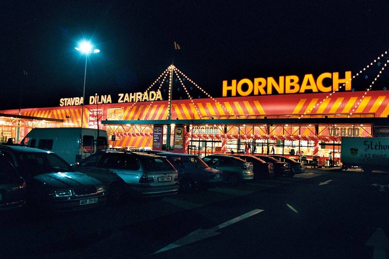 HORNBACH hobbymarket v noci s parkoviskom