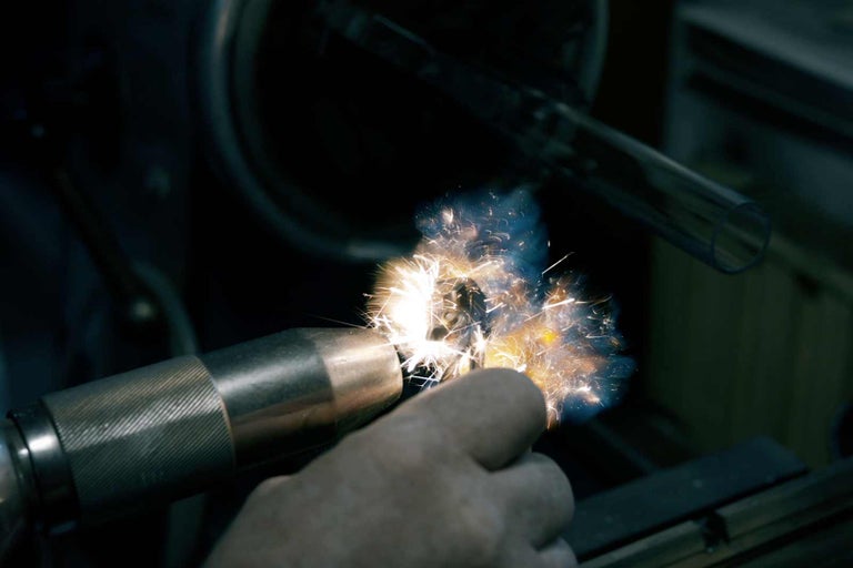 Obrábanie kovu so sústruhom a iskrami