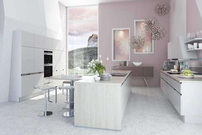 Moderná kuchyňa s kuchynským ostrovom, barom a vstavanými spotrebičmi.