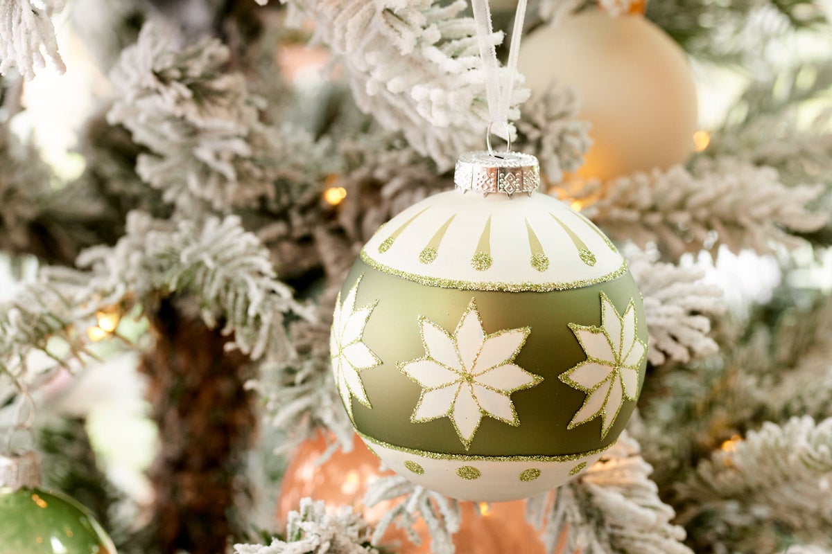 Vianočná ozdoba s hviezdami na vianočnom stromčeku