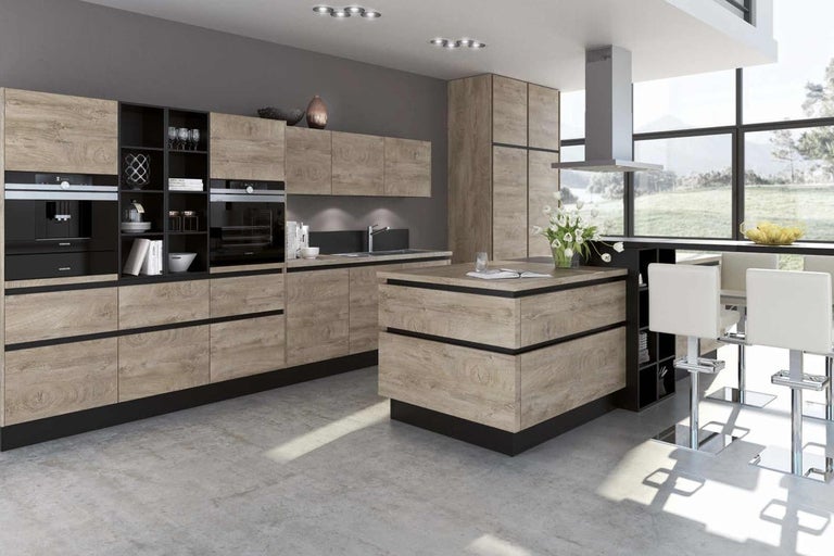 Moderná kuchyňa s kuchynským ostrovom a drevenými čelami