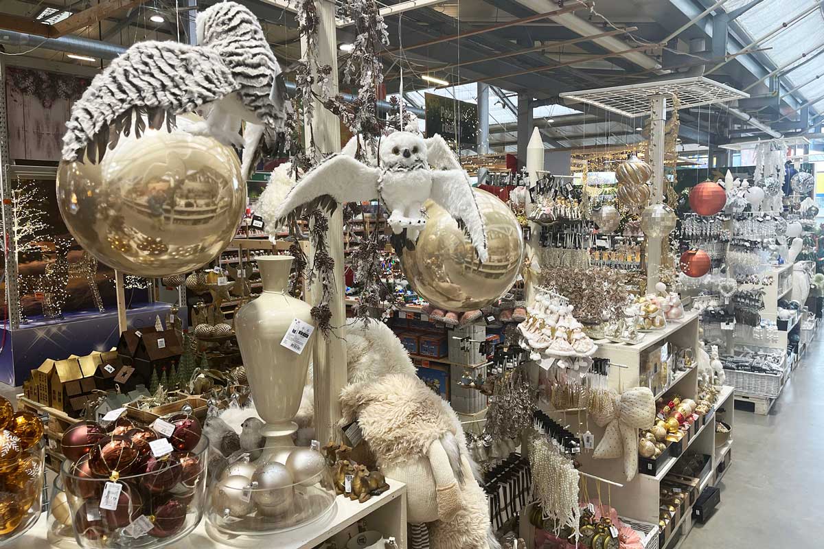 Dekorácie s ozdobami a plyšovými zvieratami v obchode pre domácich majstrov