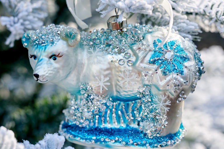 Vianočná ozdoba ľadový medveď zo skla s dekorom