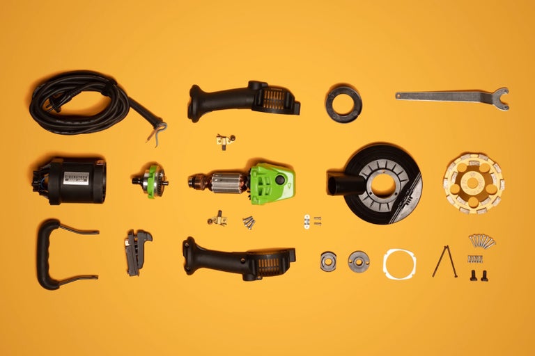 Jednotlivé diely súpravy drážkovacej frézky do muriva, vrátane motora, rukoväte, rezacieho kotúča a náradia