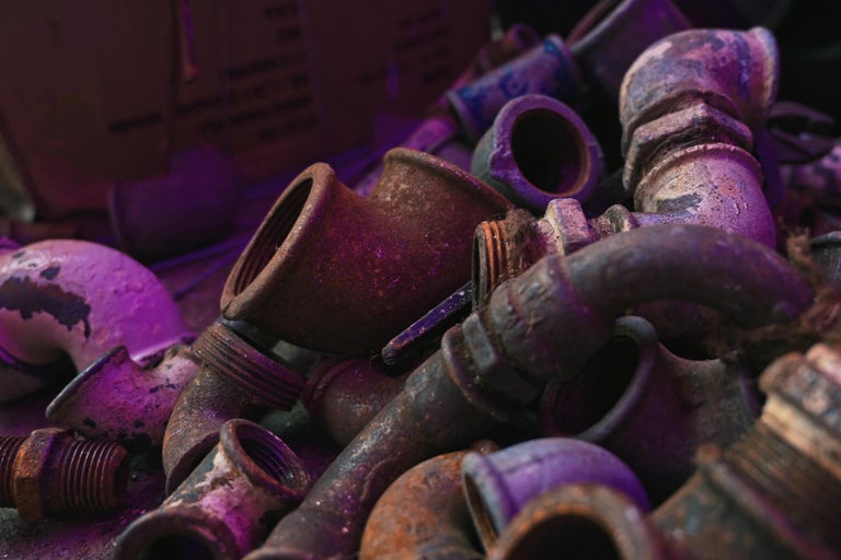 Hromada starých, hrdzavých rúrkových tvaroviek