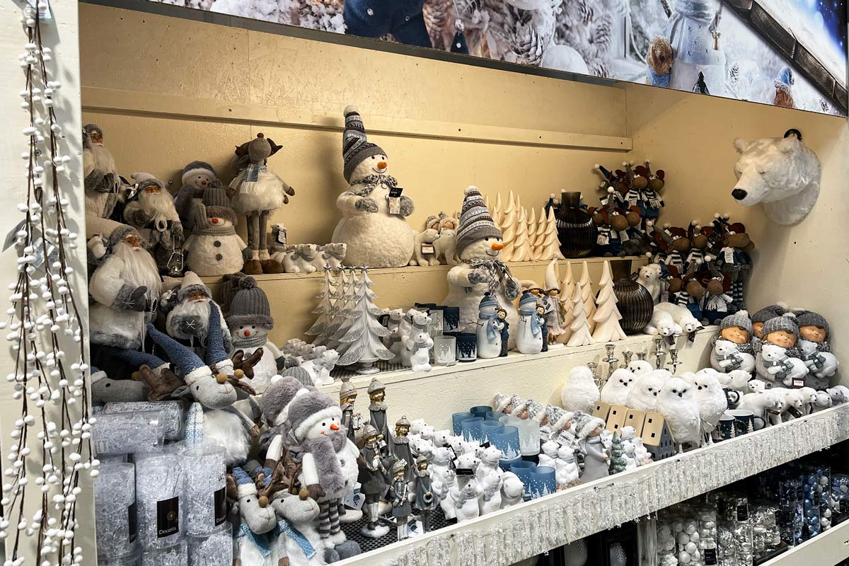 Dekoratívne zimné figúrky a vianočné ozdoby na policiach