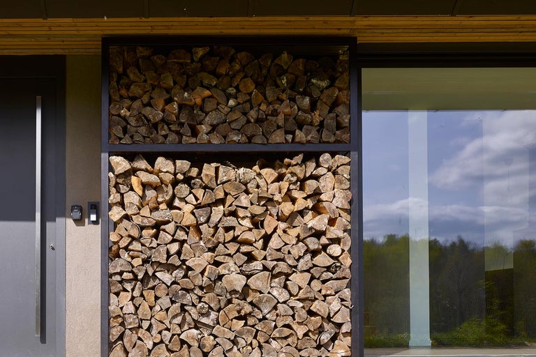 Hromada polien pri stene domu