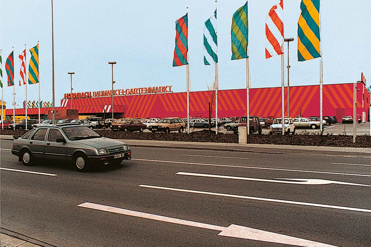Historická snímka hobbymarketu a záhradníctva Hornbach s parkoviskom a prístupovou cestou
