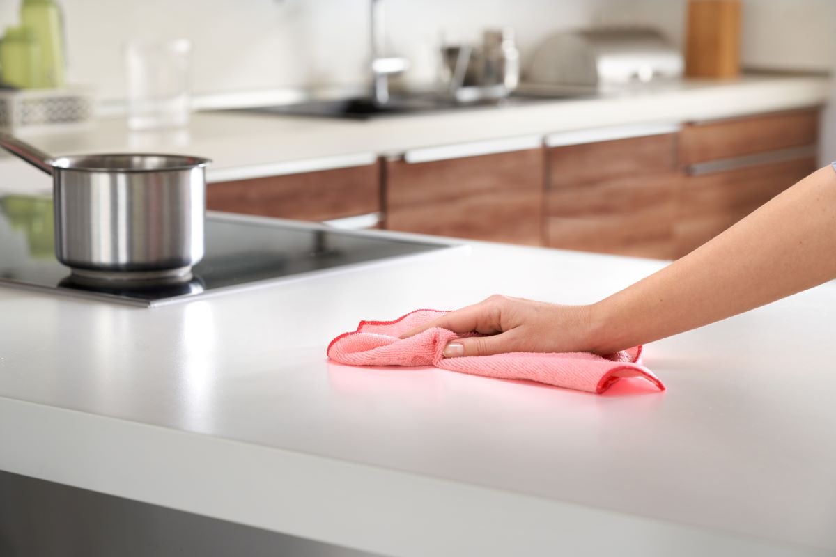 Čistenie kuchynskej dosky handričkou