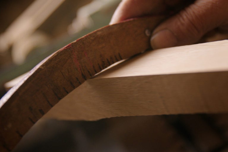 Detailný záber priamočiarej píly pri práci s drevom