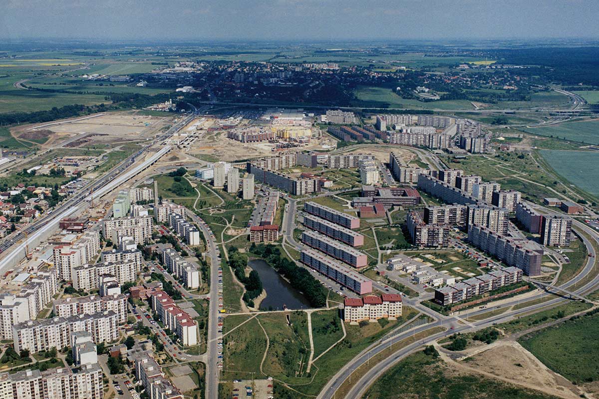 Letecký pohľad na mesto s obytnými budovami, cestami a zelenými plochami