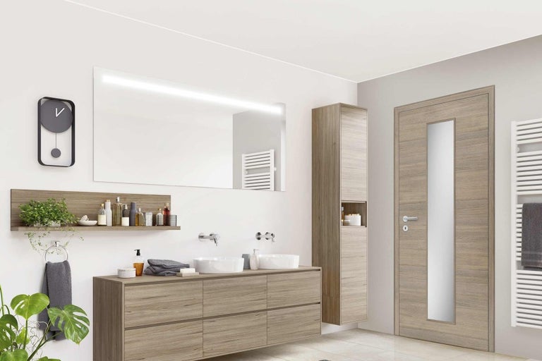 Moderná kúpeľňa s umývadlom, zrkadlom, závesnou skrinkou a dverami vo vzhľade dreva