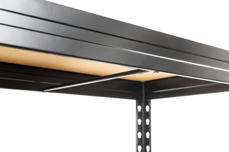 Detail kovového regálu s drevenými policami