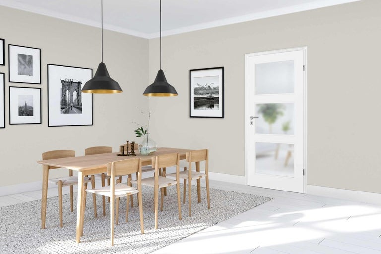 Jedáleň s jedálenským stolom, stoličkami, závesnými lampami, obrazmi a interiérovými dverami