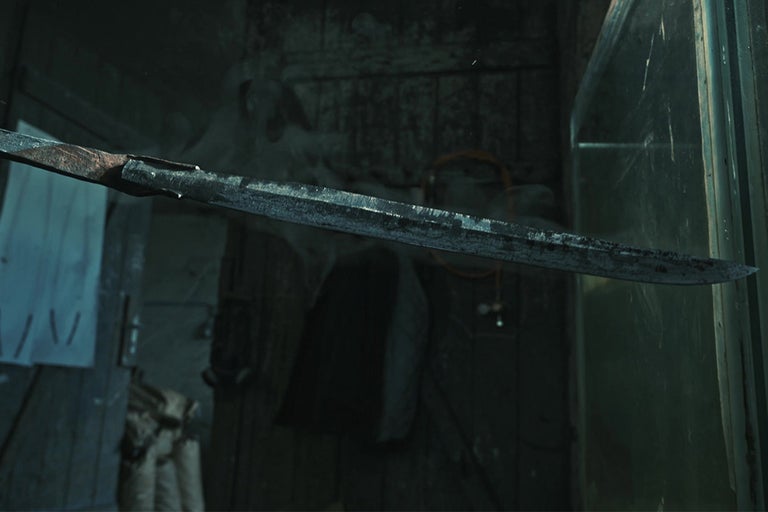 Opotrebovaný meč na pozadí neporiadku.