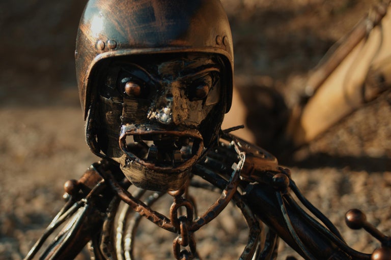 Dekoratívna kovová figúrka kostry s helmou