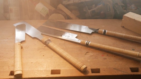 Niekoľko japonských ručných píl na pracovnom stole