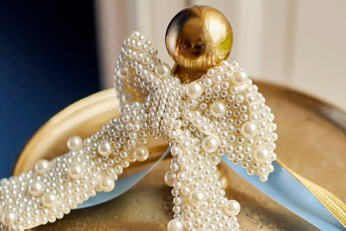 Ozdobný vešiak na šaty s perličkami a gombíkom v zlatej farbe