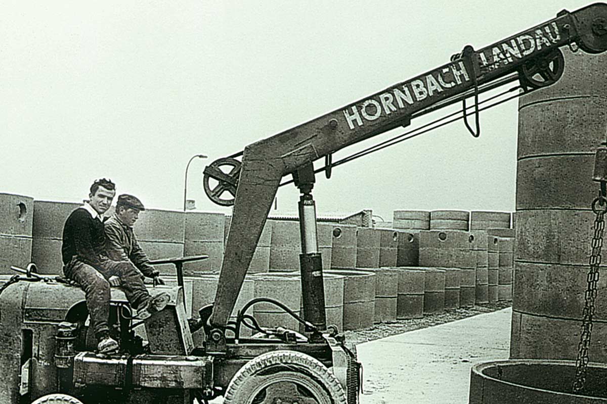 Historická fotografia Hornbach Landau s žeriavom a zamestnancami