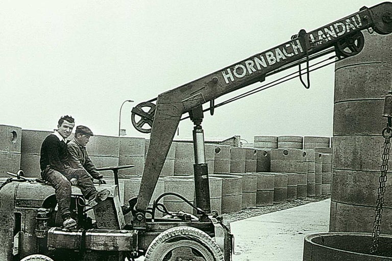 Historická fotografia Hornbach Landau s žeriavom a zamestnancami