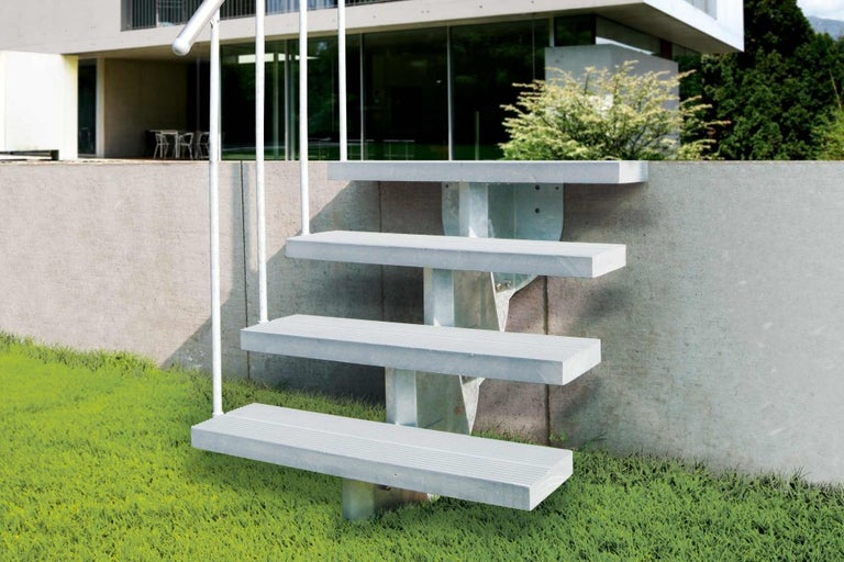 Kovové vonkajšie schodisko so zábradlím pred domom