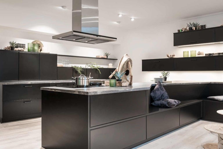 Moderná kuchyňa s kuchynským ostrovom, digestorom a posedením