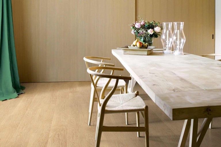 Jedáleň s drevenou podlahou, jedálenským stolom a stoličkami