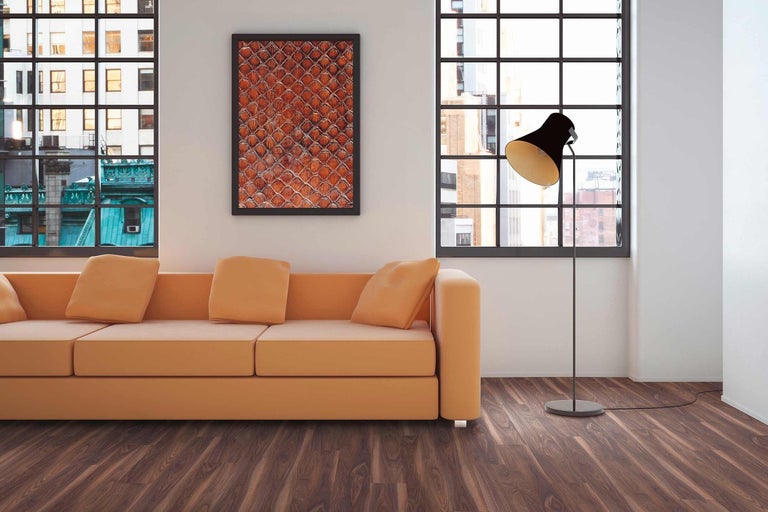 Obývacia izba s pohovkou, stojacou lampou a oknom