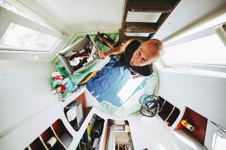 Interiér lode s mužom, rebríkom a debnou na náradie