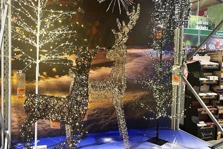 Dekoratívna scéna s osvetlenými figúrkami sobov a LED stromami pre vianočné obdobie