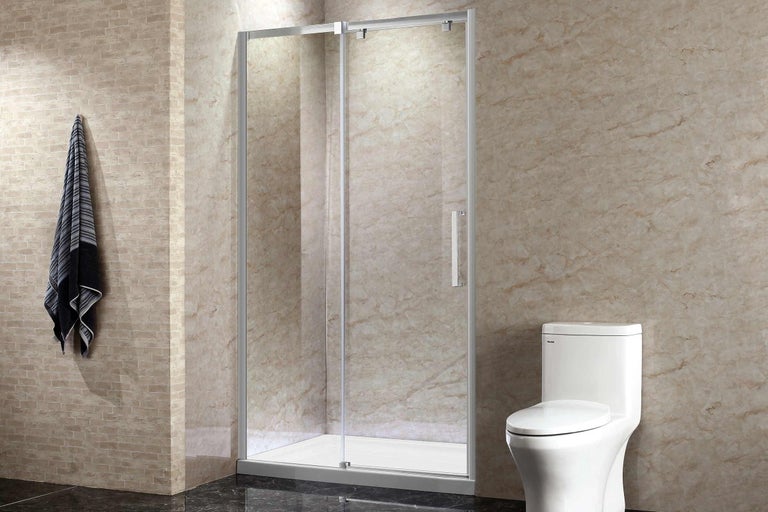 Kúpeľňa so sprchovacím kútom s posuvnými dverami a toaletou