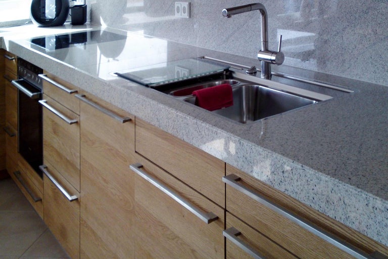 Kuchynská pracovná doska s drezom a batériou