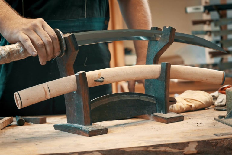 Meč Katana na drevenom stojane s pošvou