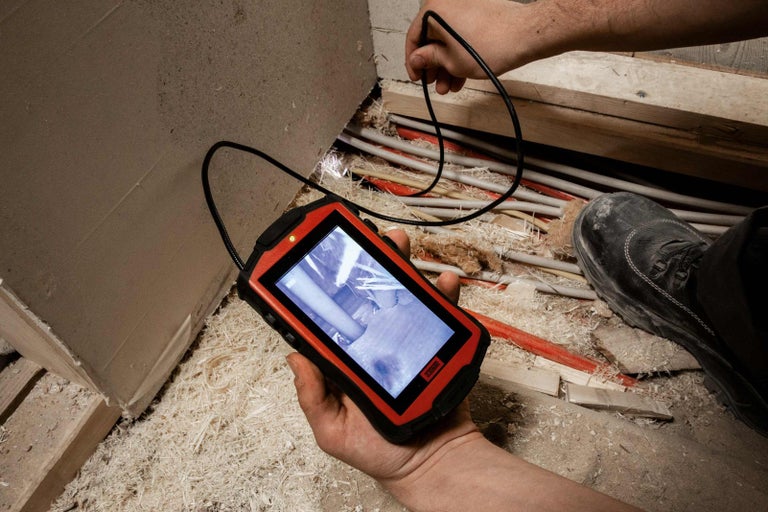 Endoskopická kamera používaná na inšpekciu ťažko prístupných miest