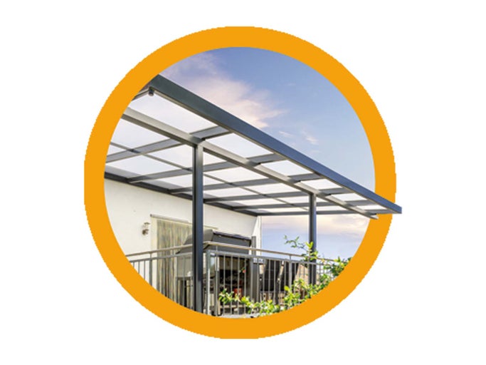 Terasa so zastrešením z kovu s transparentnými panelmi