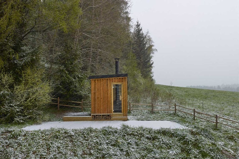 Drevená sauna s dymovodom v prírode