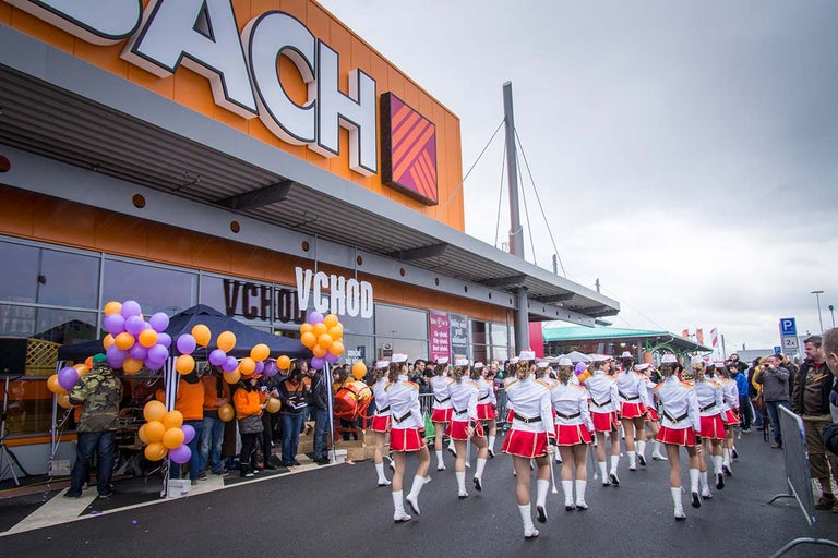 Otvorenie pobočky Hornbach s pochodovou kapelou a návštevníkmi.