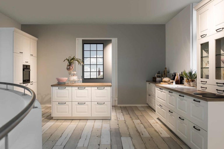 Svetlá kuchyňa s bielymi skrinkami a drevenou pracovnou doskou