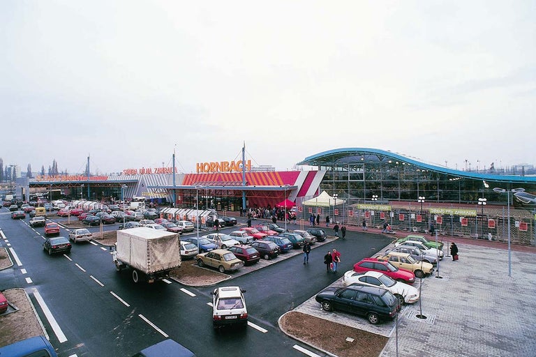 Vonkajší pohľad na hobbymarket Hornbach s parkoviskom