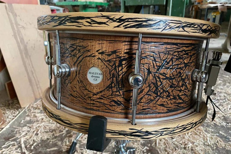 Drevený bubon s čiernou ozdobou pre bicie súpravu